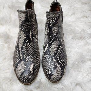 LUCKY BRAND Women's 10W Basel Snake Print Leather Round Toe Zip-Up Ankle Boot